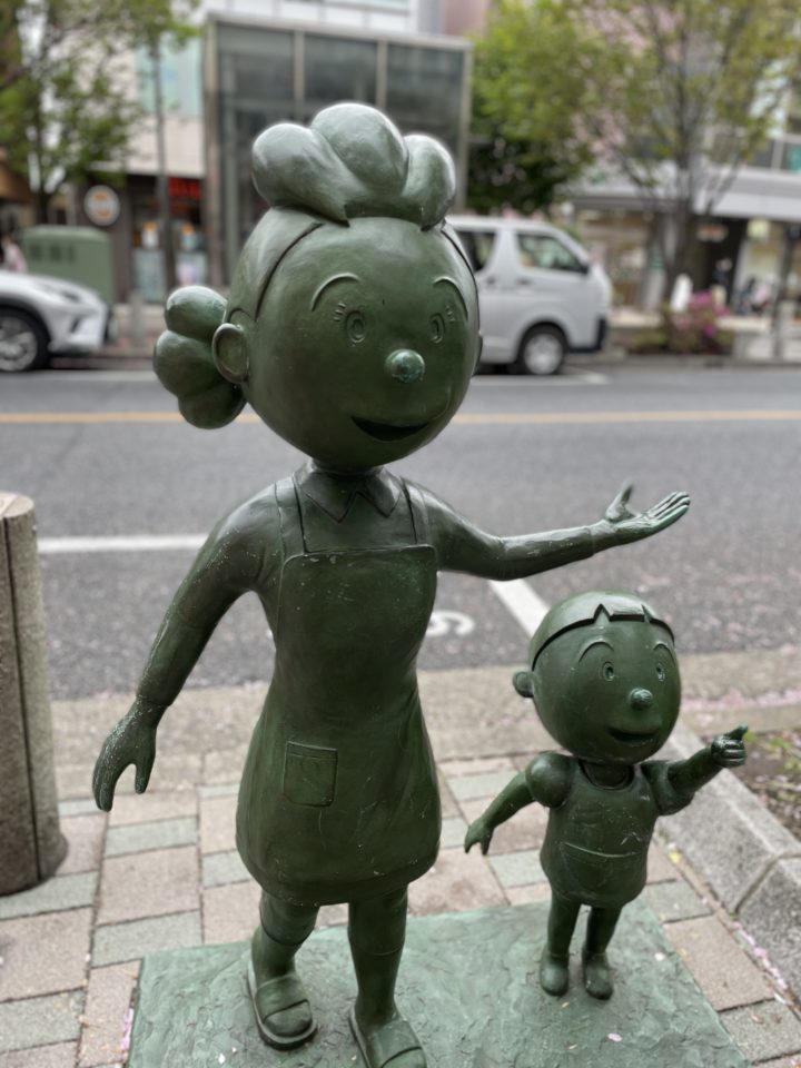 サザエさんの街「桜新町」駅前のサザエさんとタラちゃん像